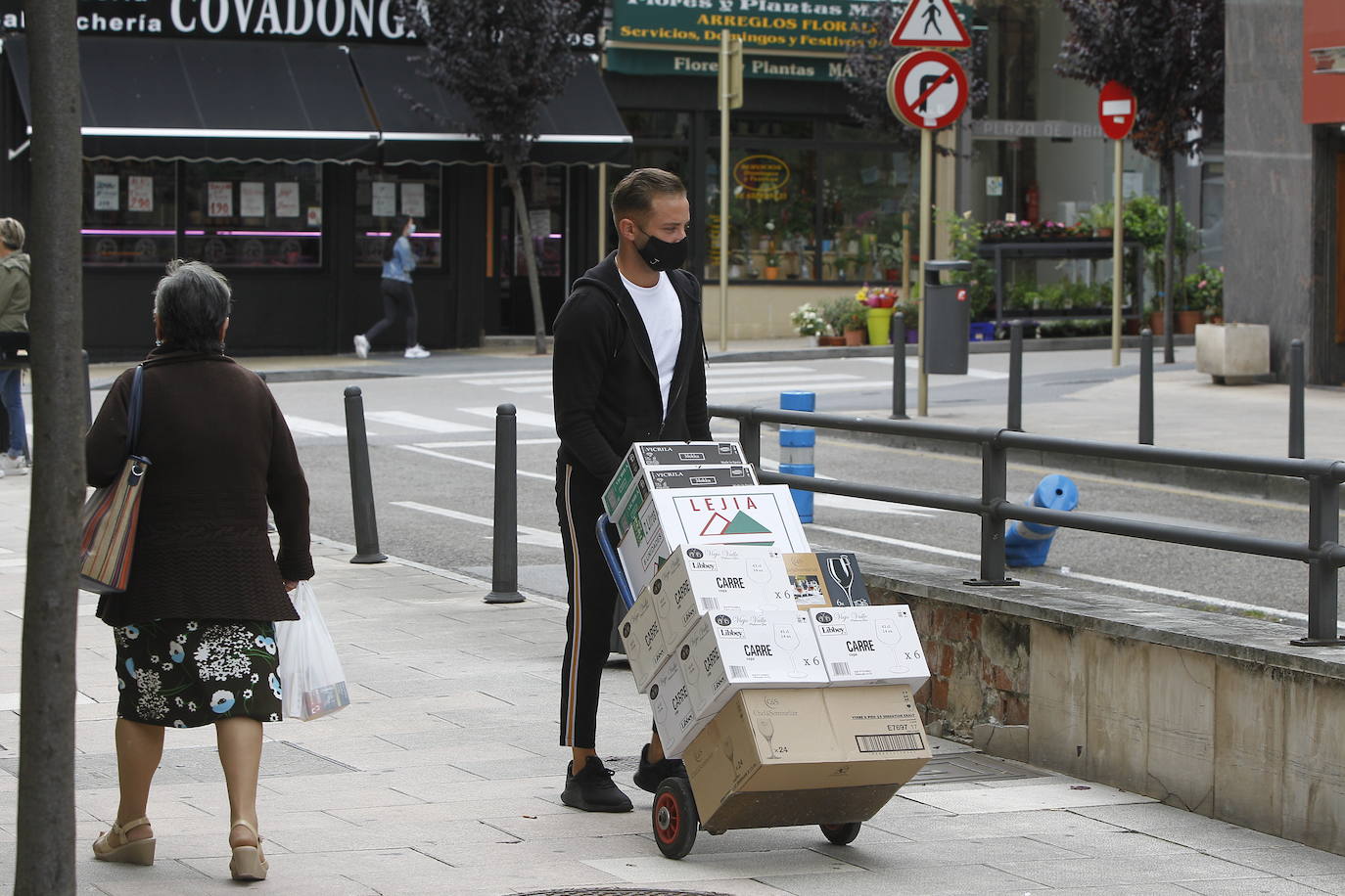 El uso es generalizado en la calle y la policía realiza una labor didactica en estas primeras horas para explicar los supuestos en los que esta obligado su uso desde el miércoles 