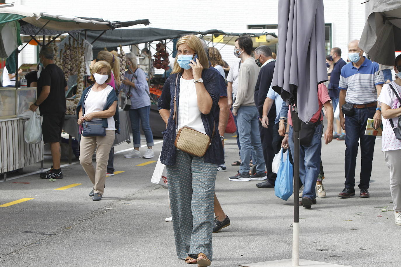 El uso es generalizado en la calle y la policía realiza una labor didactica en estas primeras horas para explicar los supuestos en los que esta obligado su uso desde el miércoles 