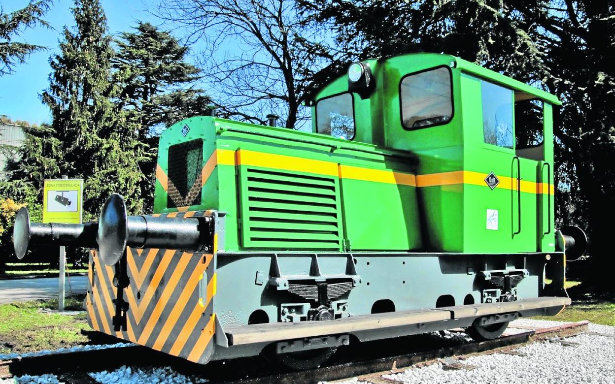 La locomotora, ya restaurada, será trasladada en estos días a la rotonda del polígono de Barros. dm