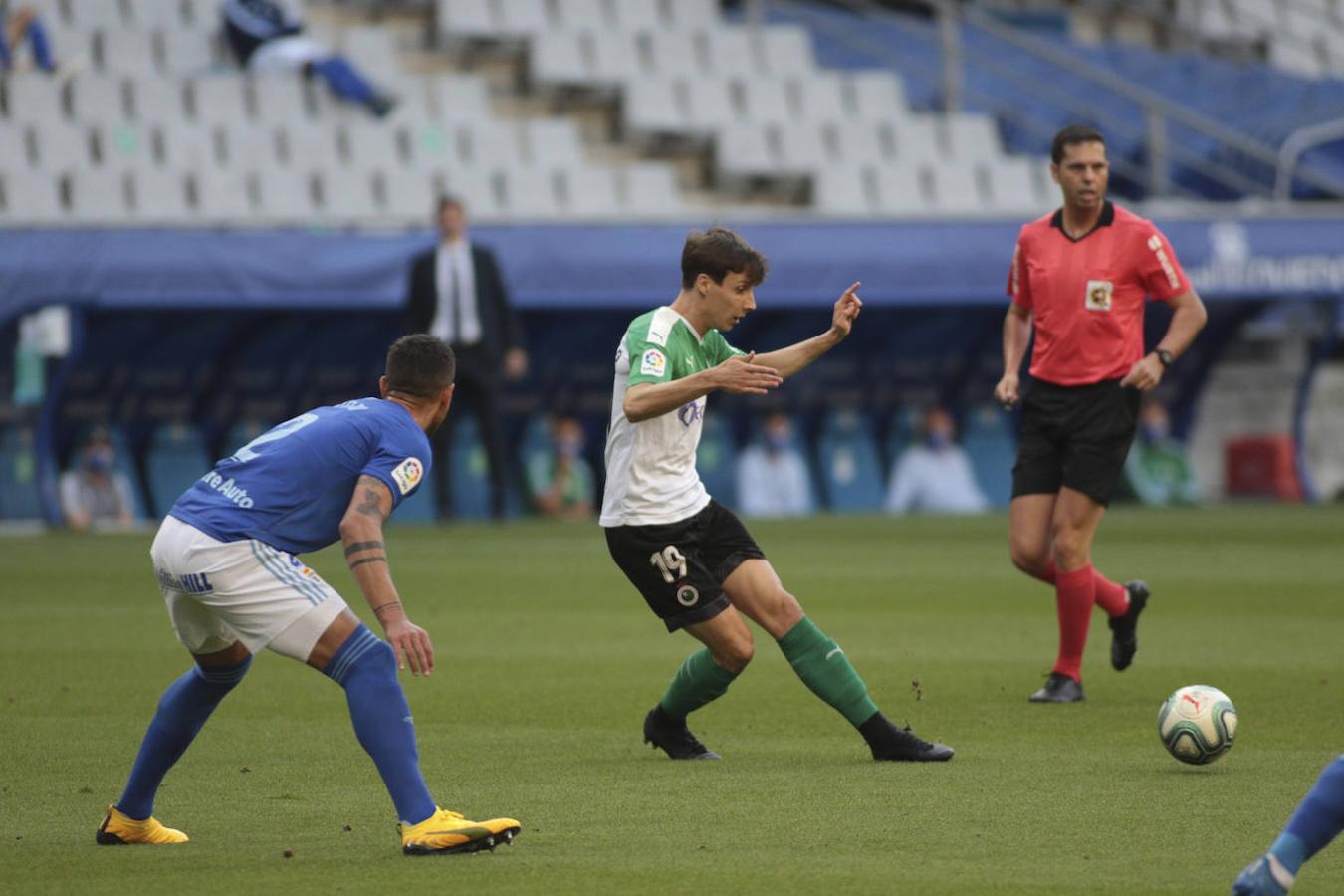 Las imágenes del Oviedo-Racing de la jornada 41 de Segunda División, en la que los cántabros sumaron una nueva derrota.