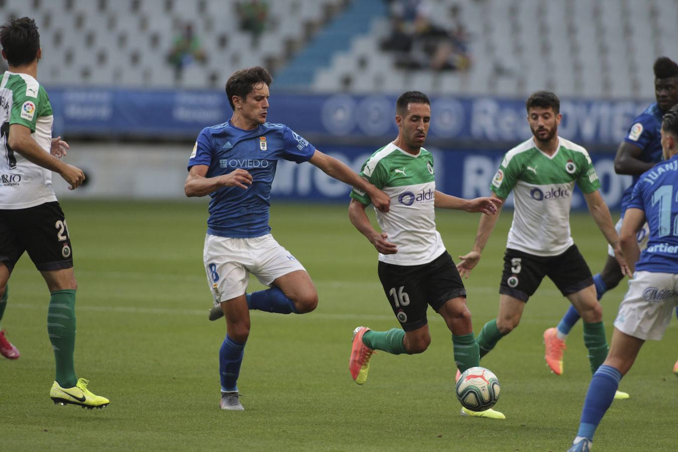 Las imágenes del Oviedo-Racing de la jornada 41 de Segunda División, en la que los cántabros sumaron una nueva derrota.