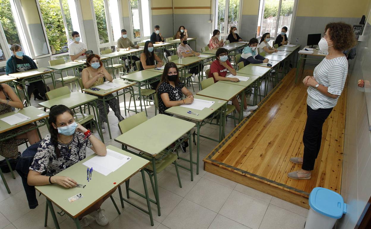 Varios alumnos, antes de iniciar la semana pasada los exámenes de la EBAU en el IES Marqués de Santillana de Torrelavega.