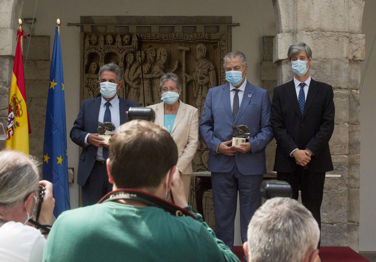 Fotos: Revilla y Joaquín Gómez recogen el premio a los ciudadanos cántabros