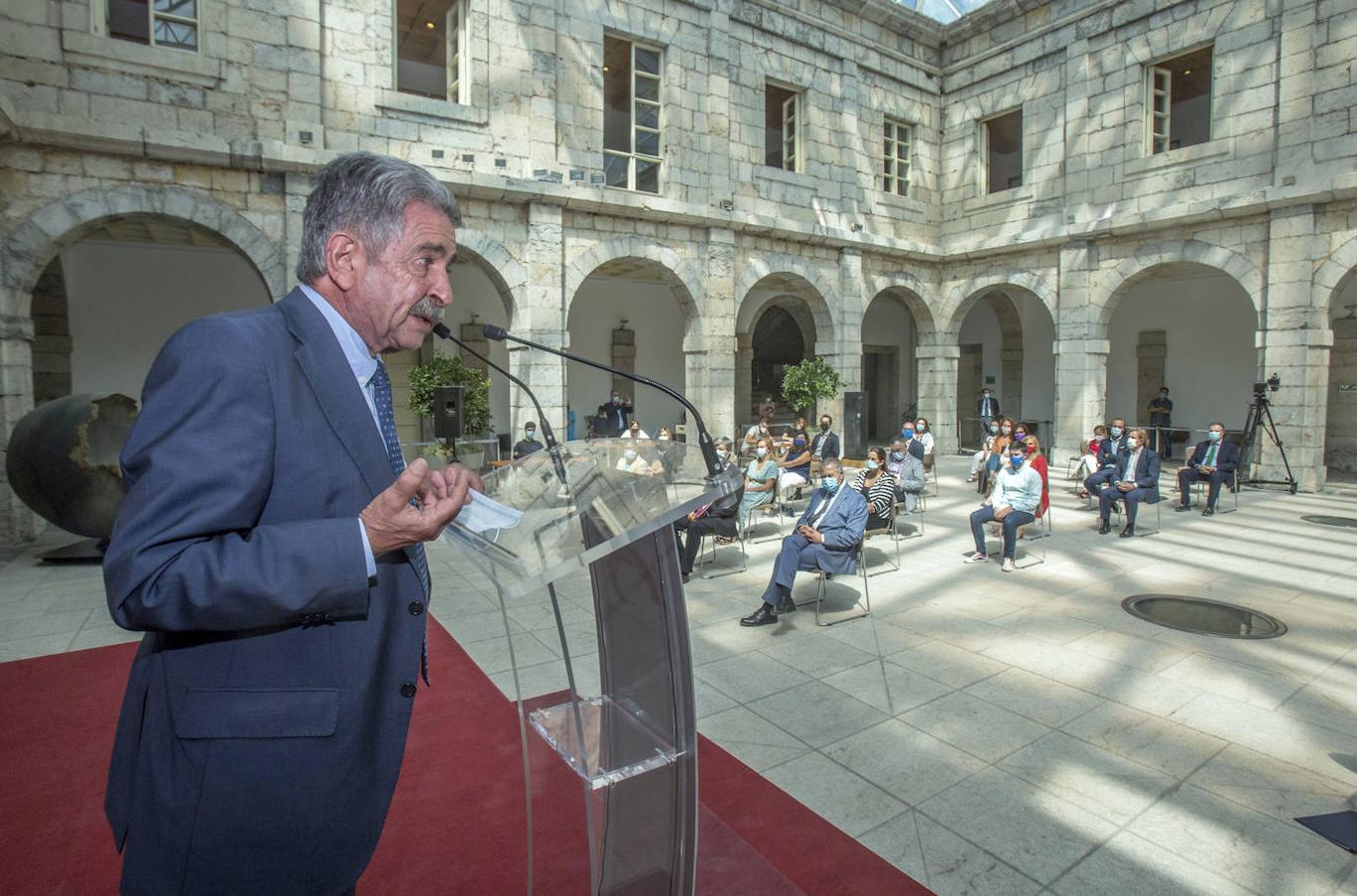 Fotos: Revilla y Joaquín Gómez recogen el premio a los ciudadanos cántabros