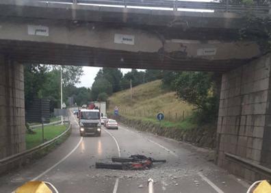 Imagen secundaria 1 - Cerrado un tramo de carretera entre Santander y Sarón al haberse dañado un puente en Villaescusa por un accidente