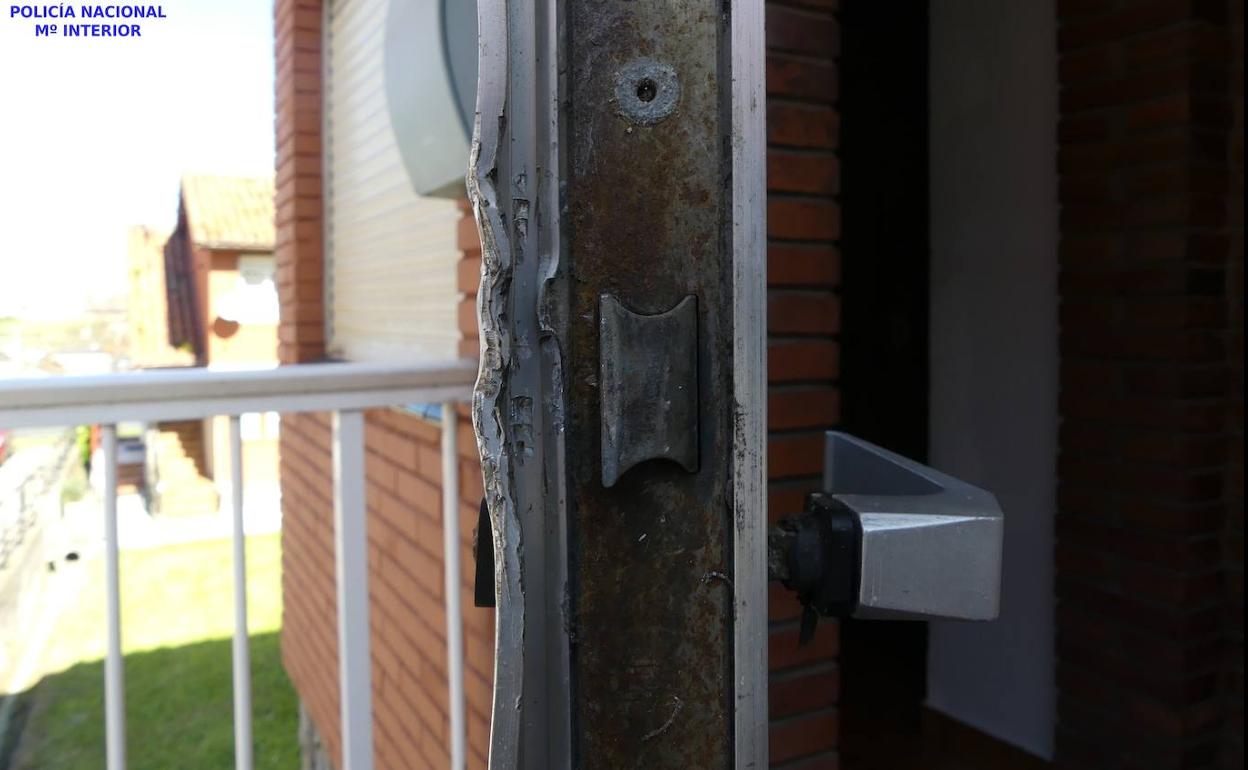 Puerta forzada por el ladrón de la vivienda de Pronillo.