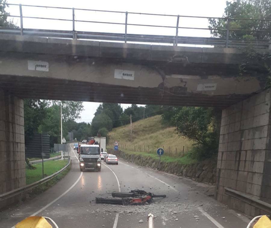 Un camión grúa se choca contra el puente de Obregón (Villaescusa) que sobrevuela la CA-142 dirección a Cabárceno.El accidente ha obligado a cortar la circulación y desviar el tráfico por el interior del pueblo 