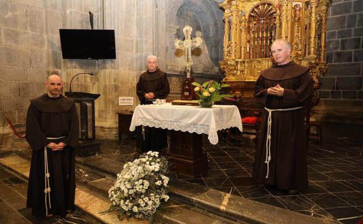 De izquierda a derecha, Israel Bonilla, Patxi Vergara y MIkel Santiago, en la capilla del Lignum Crucis.