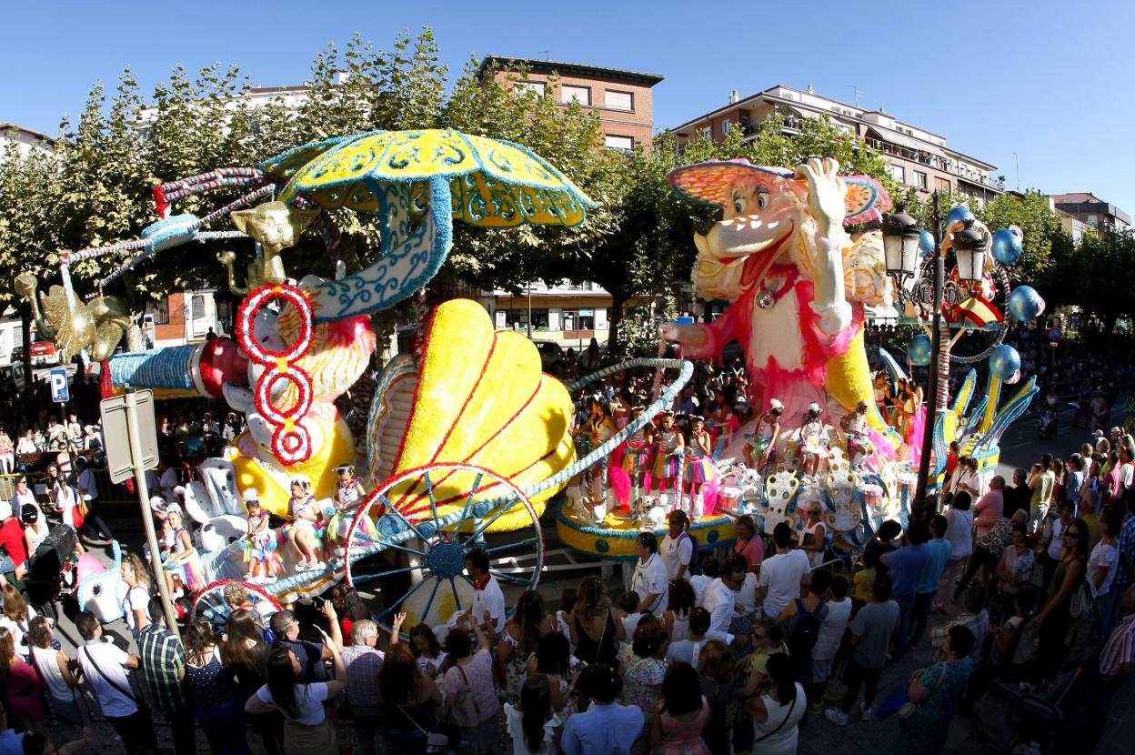 Desfile de carrozas de la Gala Floral, que este año será nocturno y con recorrido diferente. luis palomeque