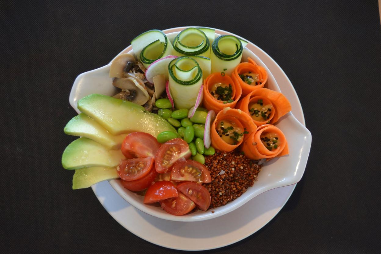 Poke vegetal de arroz y quinoa con salsa de wasabi. 