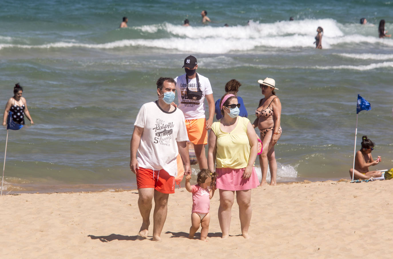 Cientos de bañistas han disfrutado este sábado de las playas de El Sardinero, en una jornada plenamente veraniega marcada por el uso obligatorio de la mascarilla y la restricción de los aforos. En algunos momentos, algunos de los arenales colgaron el cartel de 'completo'.