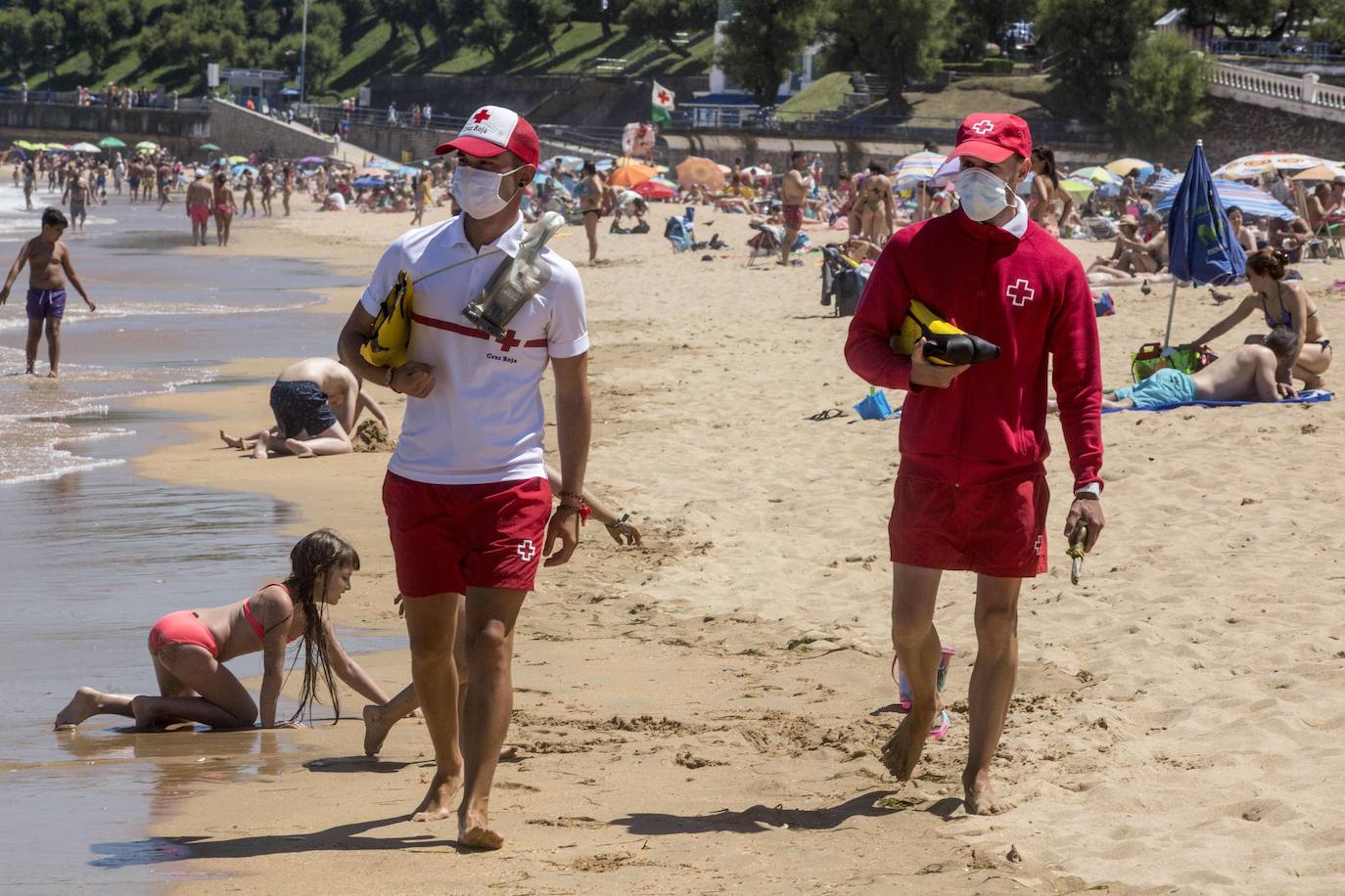 Cientos de bañistas han disfrutado este sábado de las playas de El Sardinero, en una jornada plenamente veraniega marcada por el uso obligatorio de la mascarilla y la restricción de los aforos. En algunos momentos, algunos de los arenales colgaron el cartel de 'completo'.