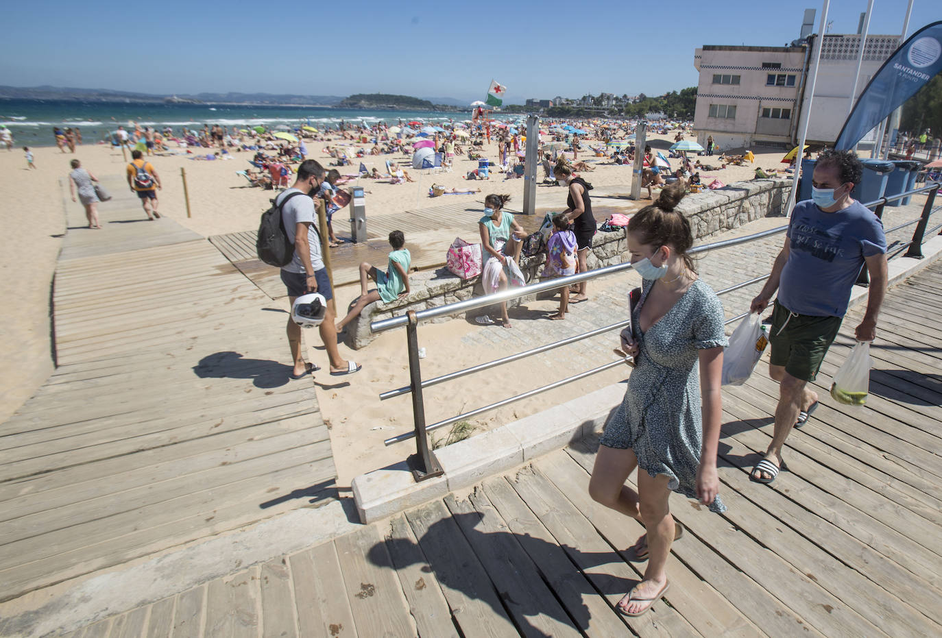 Cientos de bañistas han disfrutado este sábado de las playas de El Sardinero, en una jornada plenamente veraniega marcada por el uso obligatorio de la mascarilla y la restricción de los aforos. En algunos momentos, algunos de los arenales colgaron el cartel de 'completo'.