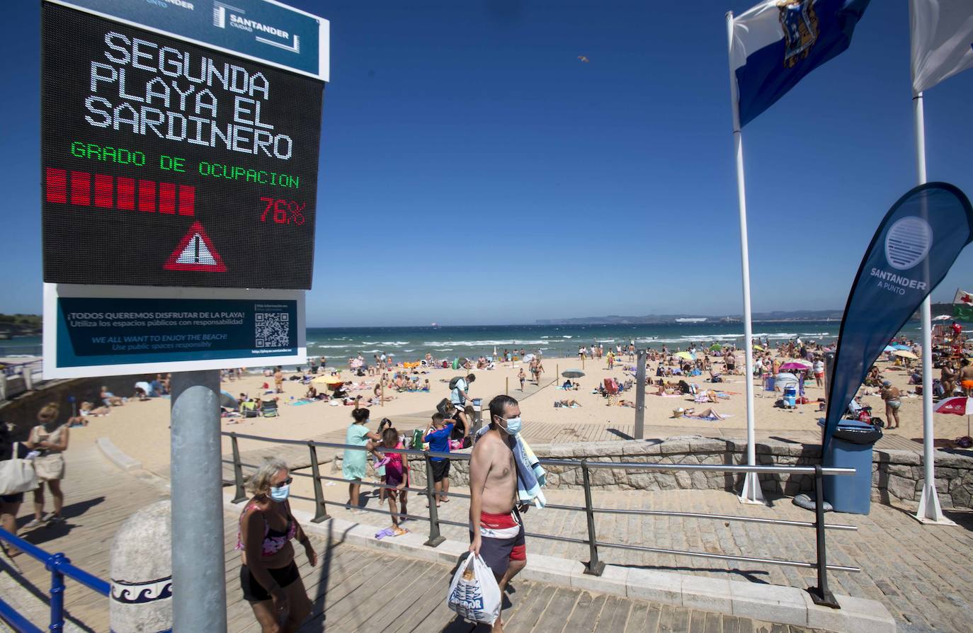 Cientos de bañistas han disfrutado este sábado de las playas de El Sardinero, en una jornada plenamente veraniega marcada por el uso obligatorio de la mascarilla y la restricción de los aforos. En algunos momentos, algunos de los arenales colgaron el cartel de 'completo'.