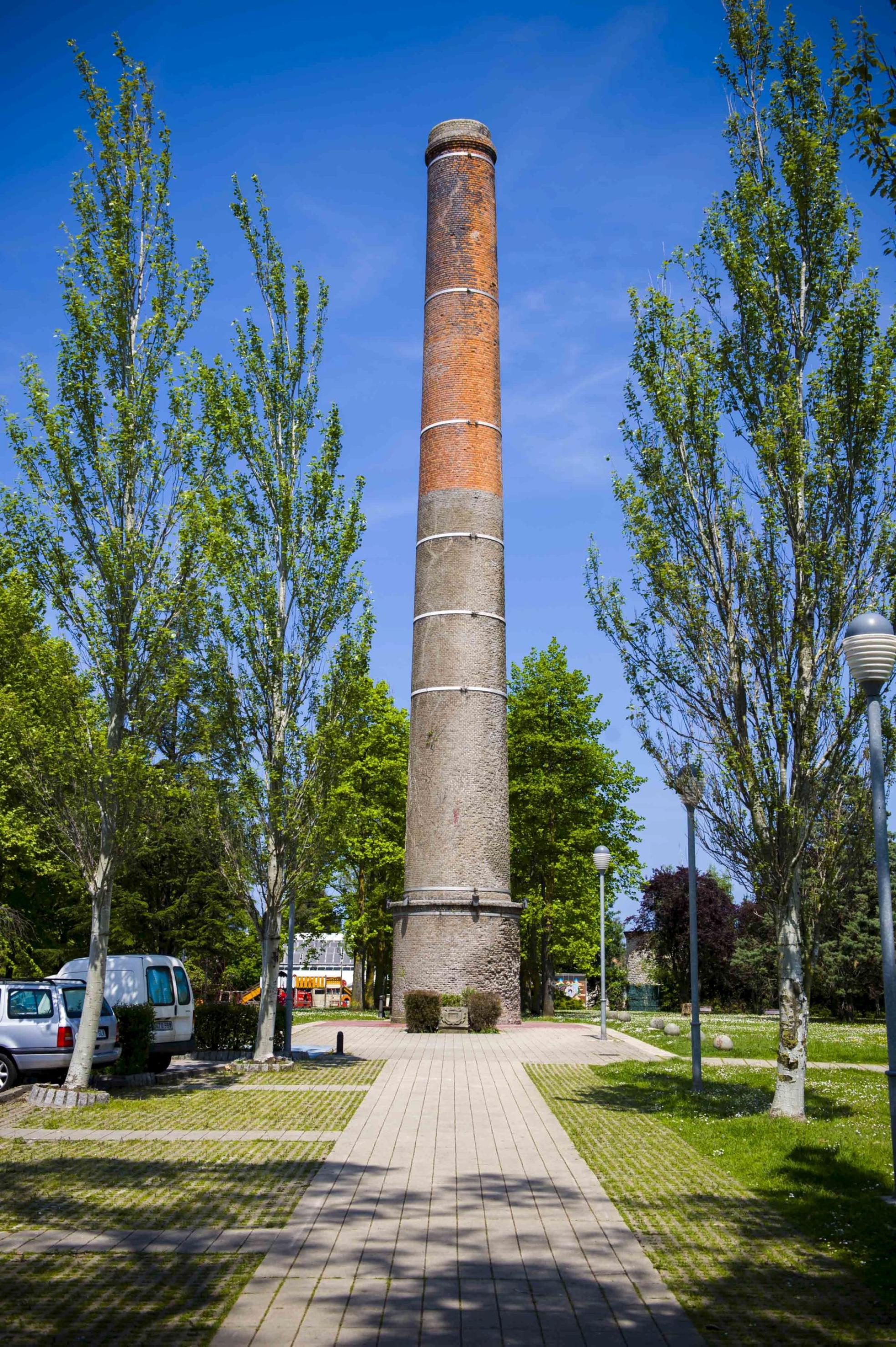 Chimenea de La Cantábrica, en El Astillero. 