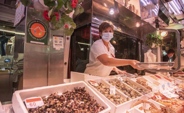 Merche Arabaolaza, de mariscos Pirichi, atiende en el mercado.