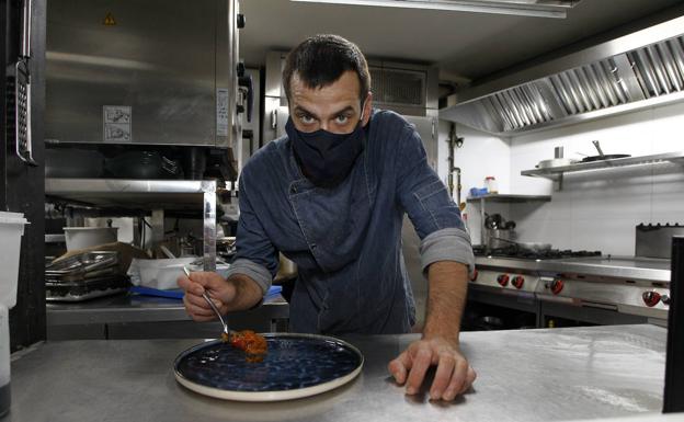 Nacho Cobo, en el restaurante La Casuca, en Torrelavega.