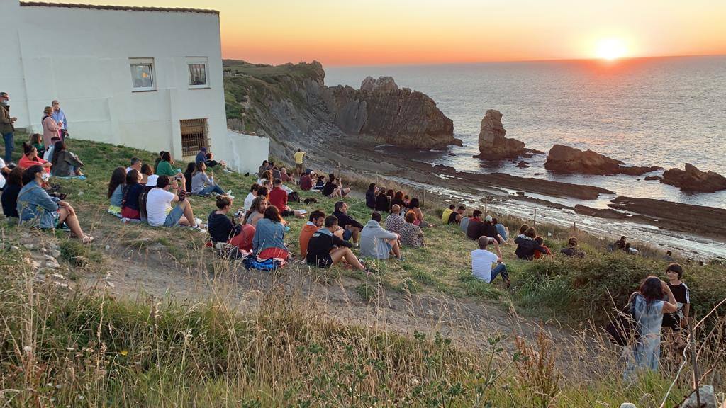 Numerosas personas, muchas de ellas con mascarillas y guardando las distancias, se congregaron ayer en los acantilados de la playa de La Arnía (Piélagos) para contemplar la puesta de sol. Un maravilloso espectáculo que regala la naturaleza en Cantabria.