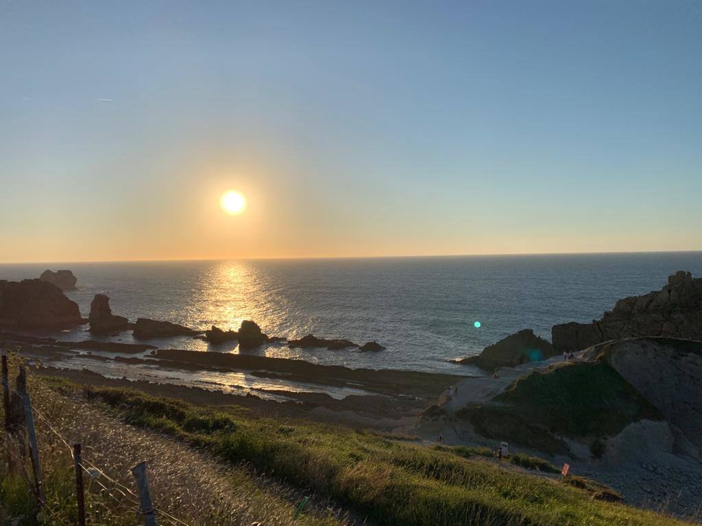 Numerosas personas, muchas de ellas con mascarillas y guardando las distancias, se congregaron ayer en los acantilados de la playa de La Arnía (Piélagos) para contemplar la puesta de sol. Un maravilloso espectáculo que regala la naturaleza en Cantabria.