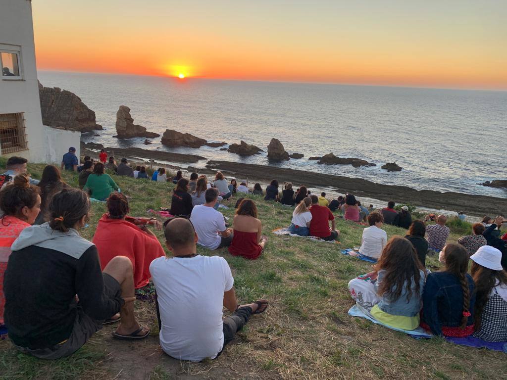 Numerosas personas, muchas de ellas con mascarillas y guardando las distancias, se congregaron ayer en los acantilados de la playa de La Arnía (Piélagos) para contemplar la puesta de sol. Un maravilloso espectáculo que regala la naturaleza en Cantabria.