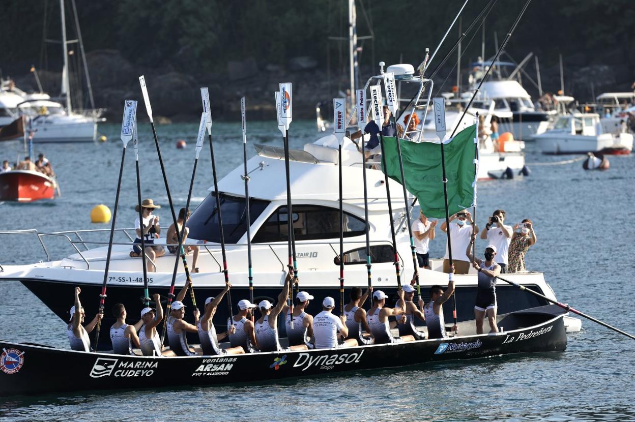 Los remeros de Pedreña festejan su primer triunfo en esta temporada en la Liga ARC 1, en aguas de Guetaria.