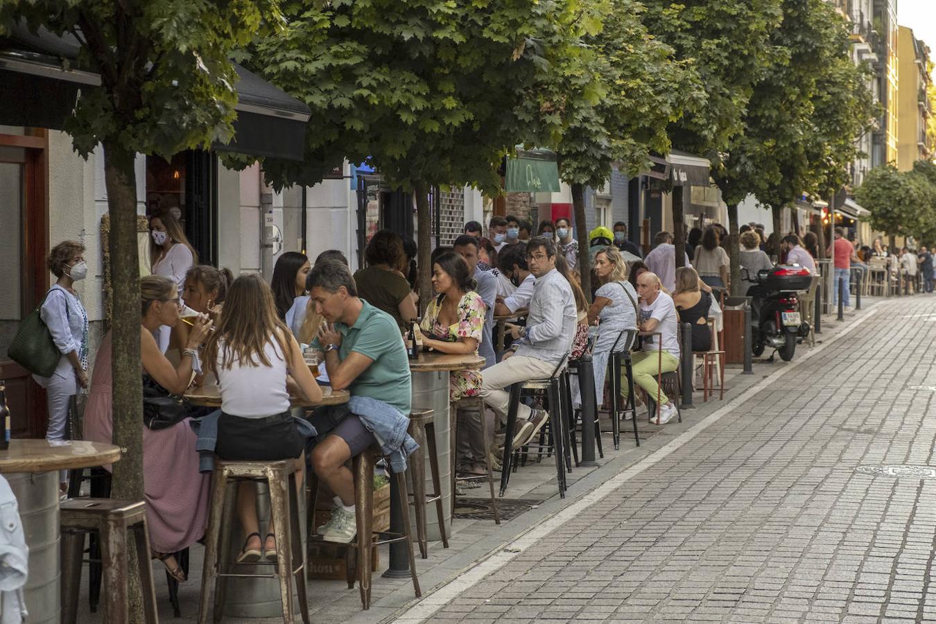 Encontrar una mesa libre en las zonas más concurridas es tarea imposible.