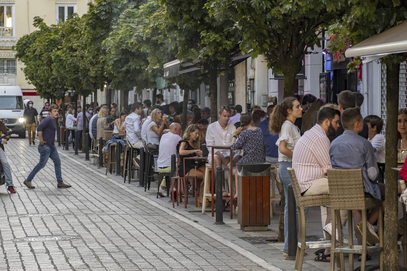 Encontrar una mesa libre en las zonas más concurridas es tarea imposible.