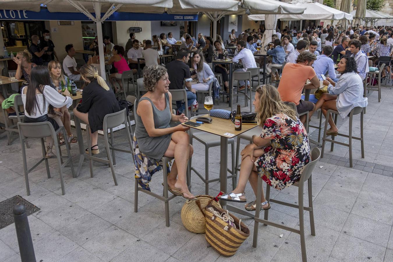 Encontrar una mesa libre en las zonas más concurridas es tarea imposible.