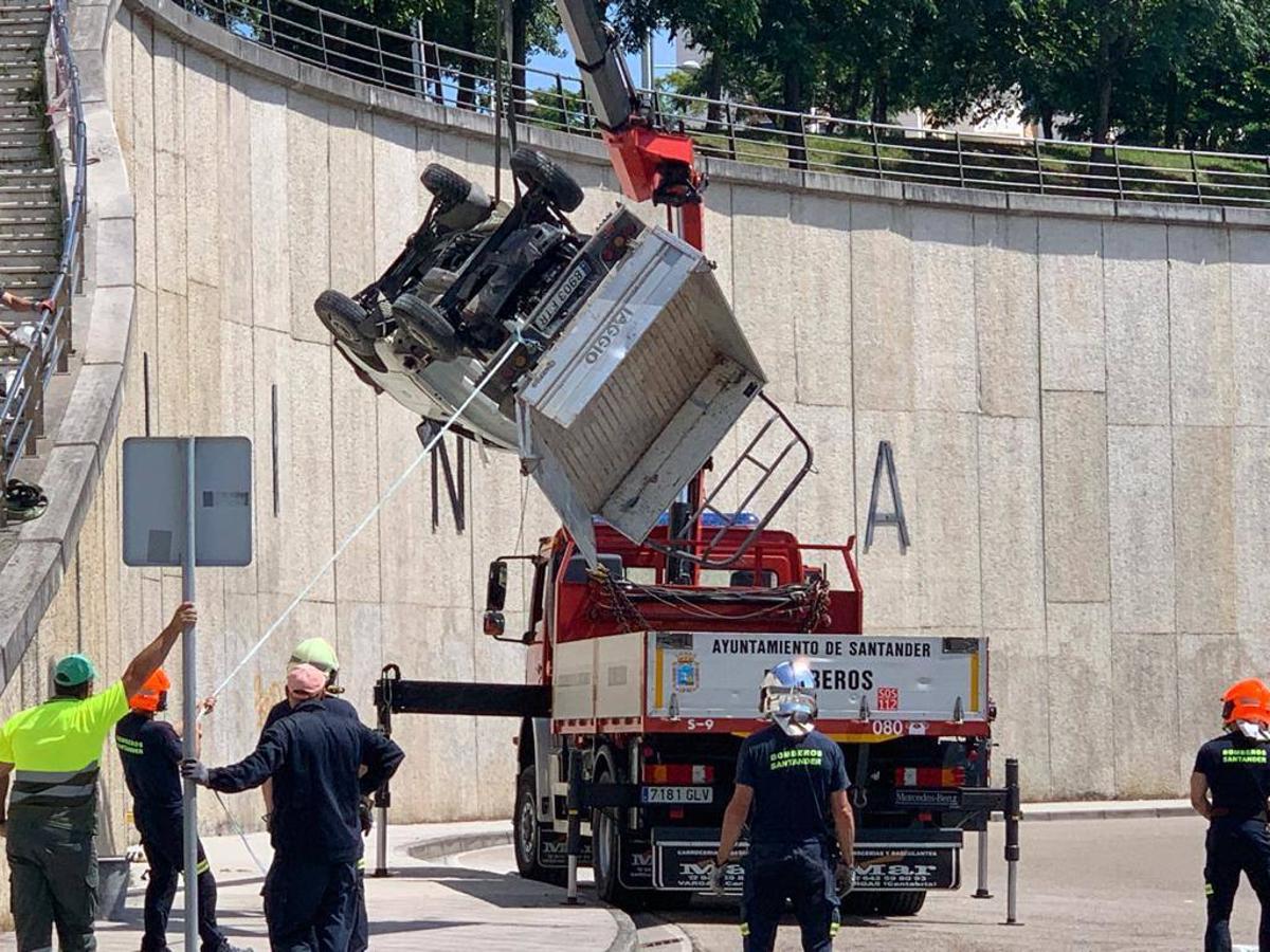 Fotos: Los bomberos han recuperado el vehículo con una grúa