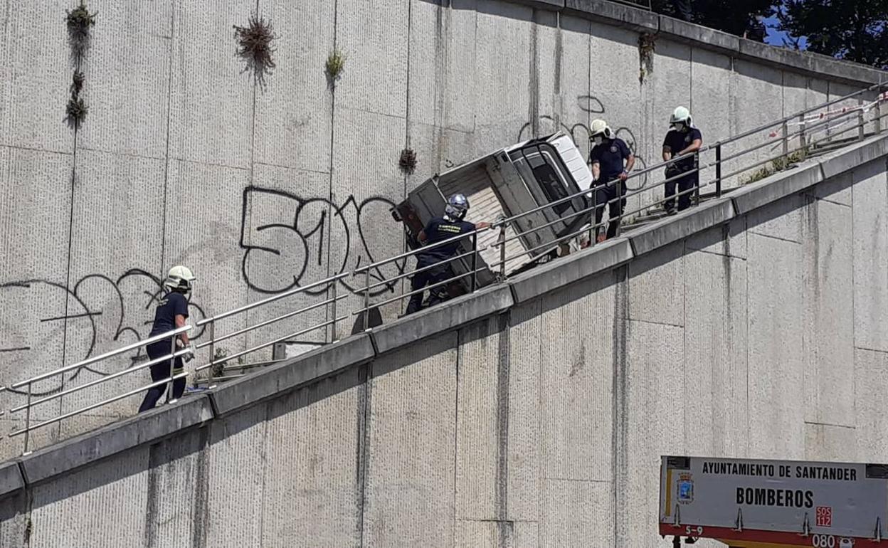 El motocarro cayó del Parque de la Pereda a las escaleras que comunican con la calle Ernest Lluch.