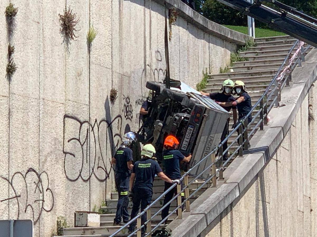 Fotos: Los bomberos han recuperado el vehículo con una grúa