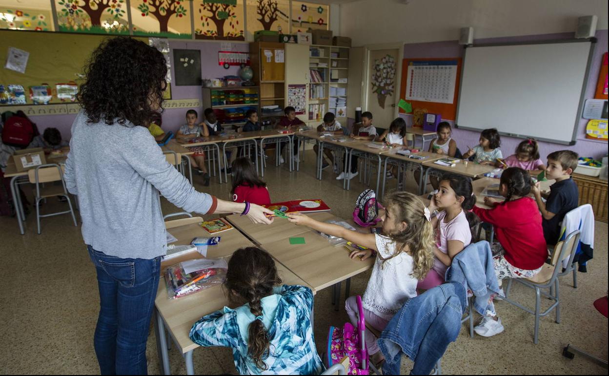 Revilla promete a la Junta de Personal un inicio de curso escolar con «las máximas garantías de seguridad»