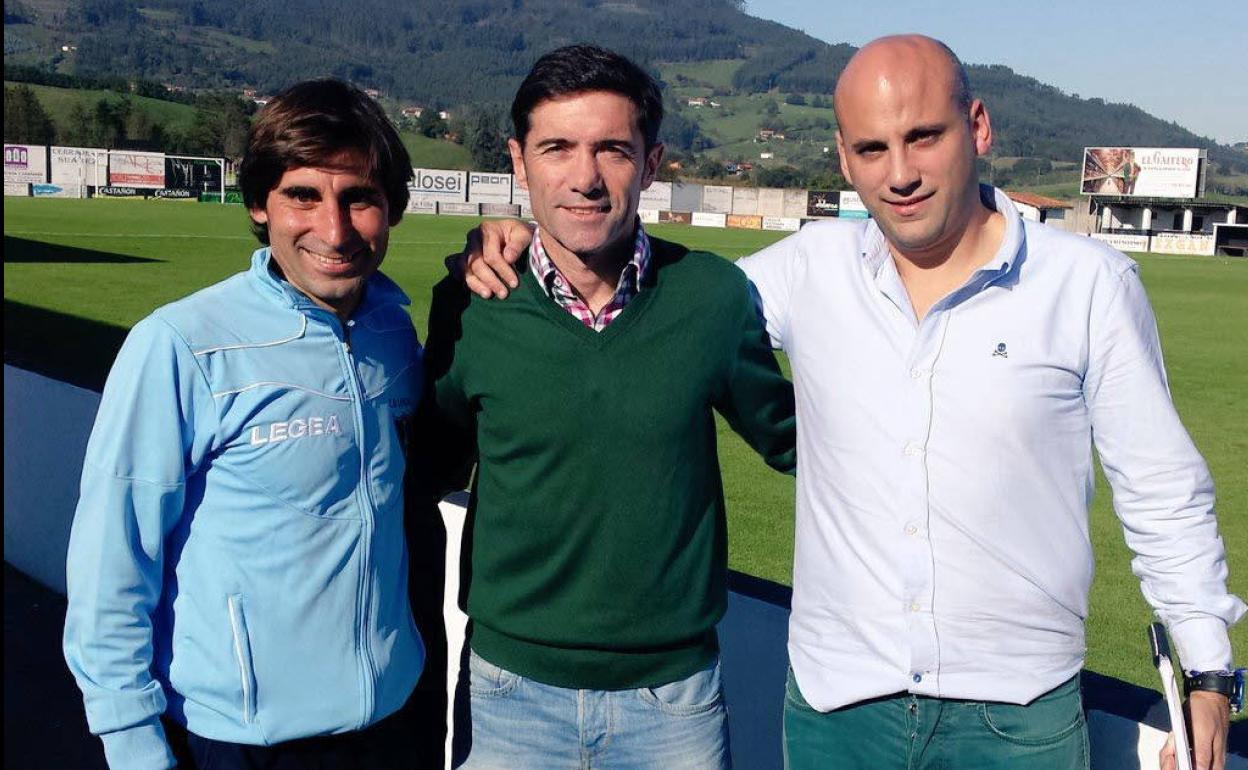 Pedro Menéndez y Javier Rozada (junto a Marcelino) en una imagen de 2015, cuando eran presidente y entrenador del Lealtad, respectivamente. El próximo año coincidirán de nuevo en el Racing.