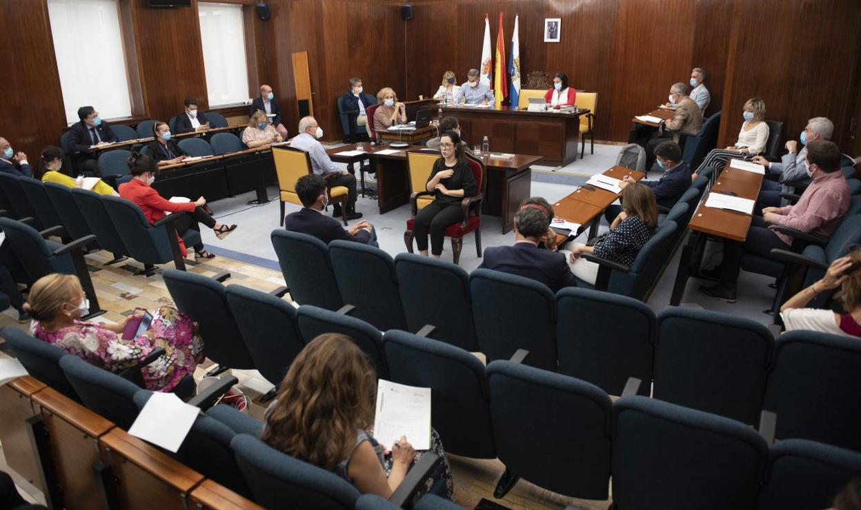 Pleno extraordinario celebrado ayer con la asistencia de parte de los concejales de forma presencial. 