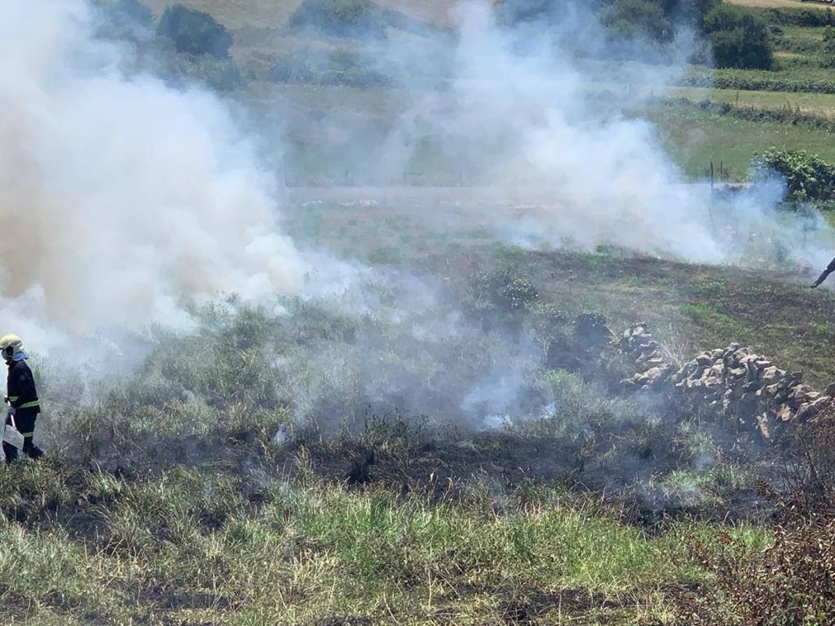 Una quema de rastrojos en Monte se avivó con el azote de fuertes rachas de nordeste, lo que obligó a intervenir a los bomberos de Santander, que sofocaron las llamas que causaron una gran humareda. No ha habido que lamentar daños materiales ni personas,