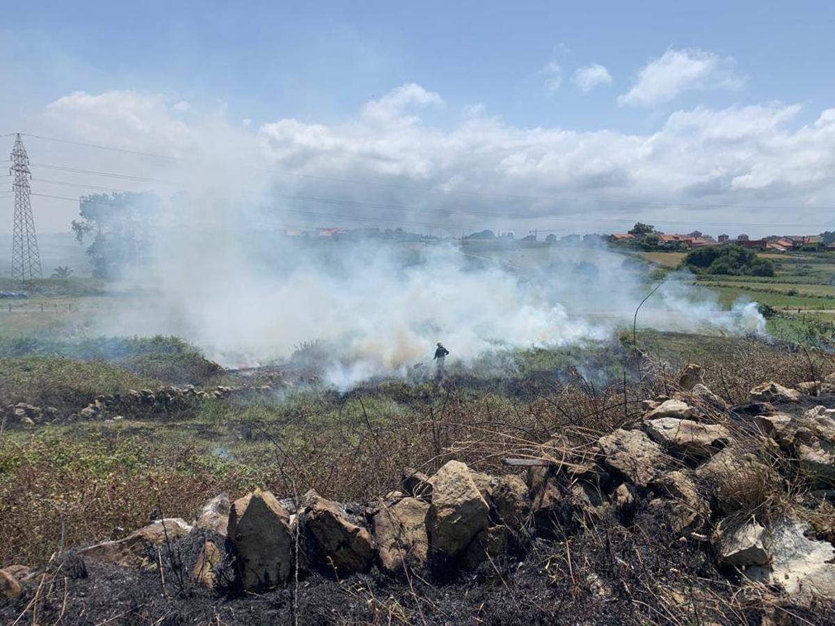 Una quema de rastrojos en Monte se avivó con el azote de fuertes rachas de nordeste, lo que obligó a intervenir a los bomberos de Santander, que sofocaron las llamas que causaron una gran humareda. No ha habido que lamentar daños materiales ni personas,