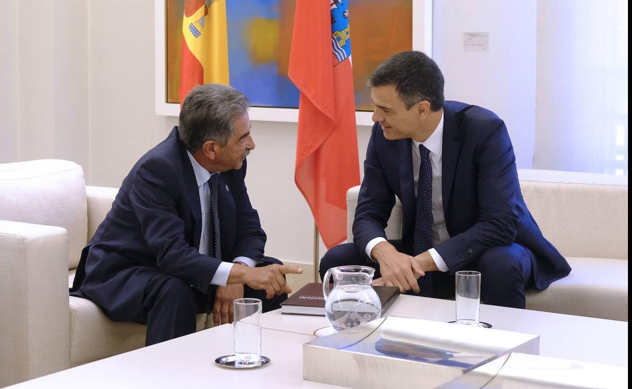 Imagen de archivo de una reunión de Revilla y Sanchez en Moncloa.