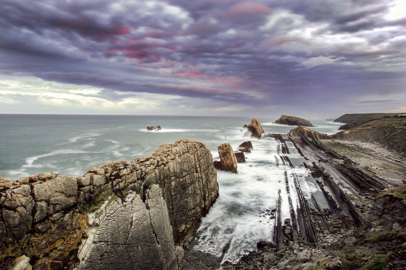 El proyecto 'Geoparque Costa Quebrada' persigue incorporar este área costera a la red mundial de geoparques de la Unesco. Acaba dede salir a información pública en el Boletín Oficial de Cantabria (BOC). SOn 472,66 kilómetros cuadrados, de los que 371,56 corresponden a las áreas terrestres, y los restantes 101,11 a las áreas marinas circundantes en los municipios de Santander, Camargo, Santa Cruz de Bezana, Piélagos, Miengo, Polanco, Suances y Santillana del Mar.