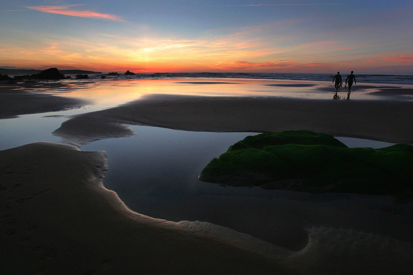 El proyecto 'Geoparque Costa Quebrada' persigue incorporar este área costera a la red mundial de geoparques de la Unesco. Acaba dede salir a información pública en el Boletín Oficial de Cantabria (BOC). SOn 472,66 kilómetros cuadrados, de los que 371,56 corresponden a las áreas terrestres, y los restantes 101,11 a las áreas marinas circundantes en los municipios de Santander, Camargo, Santa Cruz de Bezana, Piélagos, Miengo, Polanco, Suances y Santillana del Mar.