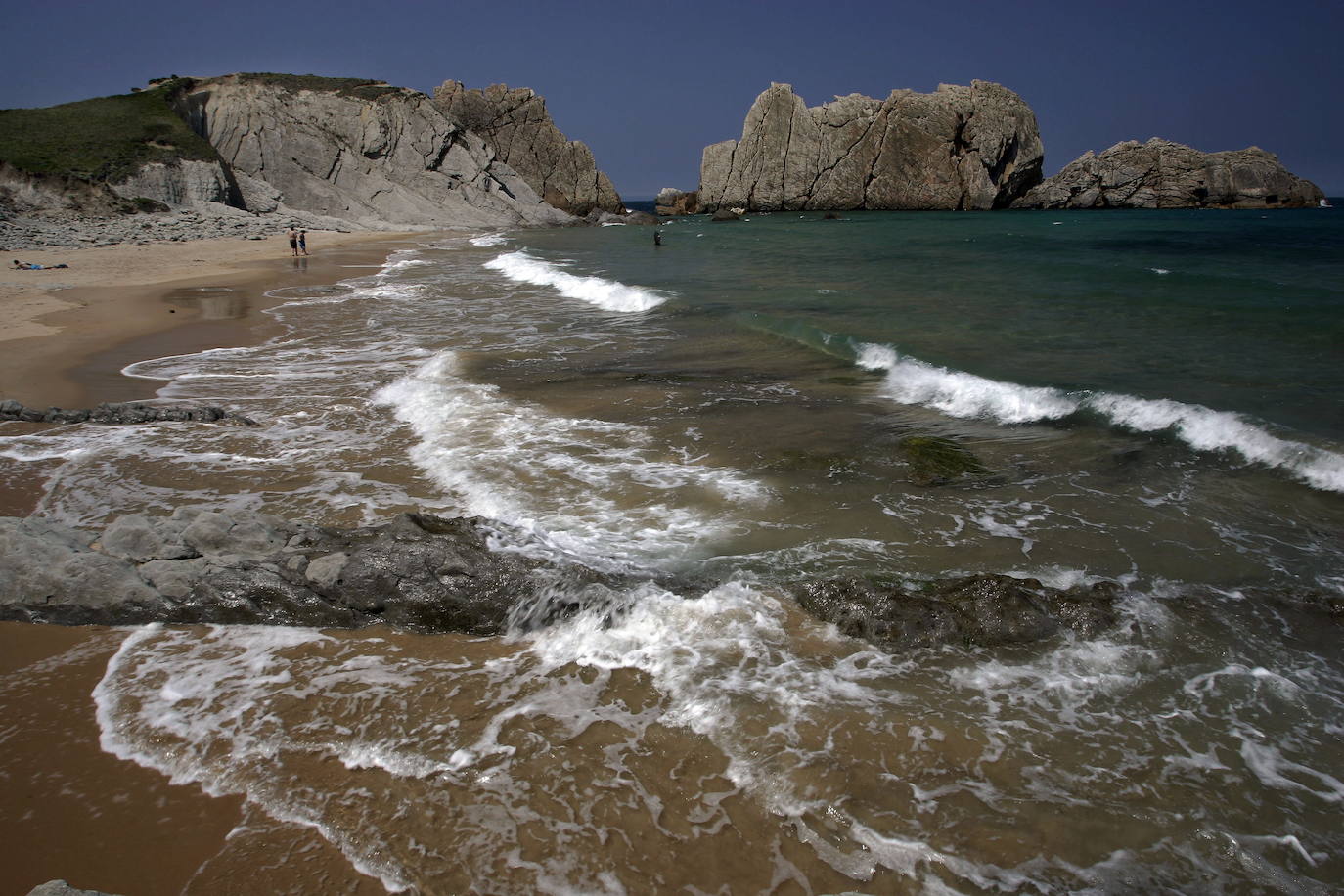 El proyecto 'Geoparque Costa Quebrada' persigue incorporar este área costera a la red mundial de geoparques de la Unesco. Acaba dede salir a información pública en el Boletín Oficial de Cantabria (BOC). SOn 472,66 kilómetros cuadrados, de los que 371,56 corresponden a las áreas terrestres, y los restantes 101,11 a las áreas marinas circundantes en los municipios de Santander, Camargo, Santa Cruz de Bezana, Piélagos, Miengo, Polanco, Suances y Santillana del Mar.