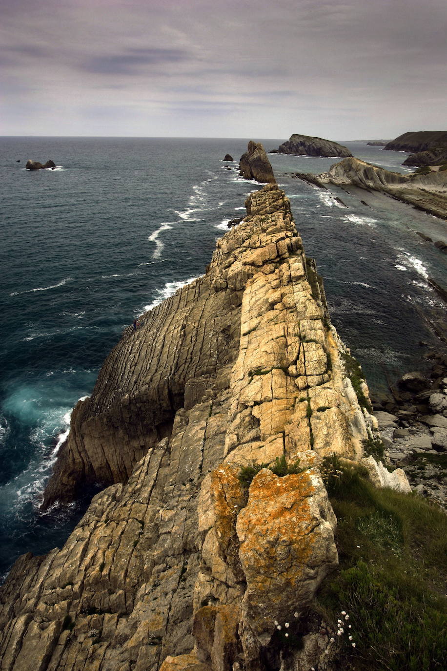 El proyecto 'Geoparque Costa Quebrada' persigue incorporar este área costera a la red mundial de geoparques de la Unesco. Acaba dede salir a información pública en el Boletín Oficial de Cantabria (BOC). SOn 472,66 kilómetros cuadrados, de los que 371,56 corresponden a las áreas terrestres, y los restantes 101,11 a las áreas marinas circundantes en los municipios de Santander, Camargo, Santa Cruz de Bezana, Piélagos, Miengo, Polanco, Suances y Santillana del Mar.