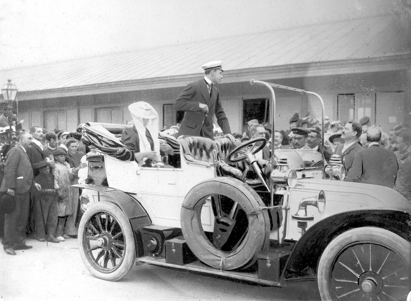 Imagen antigua de 1906 tomada durante la visita de los Reyes de España, Alfonso XIII y Victoria Eugenia en el coche de Sr. Pombo, que les condujo a visitar la finca de los duques de Santo Mauro en las Fraguas