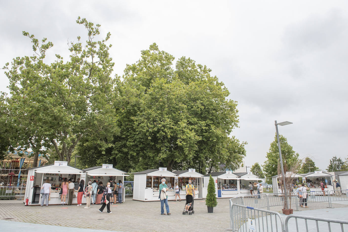 La XXXIX Feria del Libro de Santander y Cantabria ha abierto hoy sus puertas y se desarrollará hasta el próximo 2 de agosto, con la participación de 12 librerías cántabras así como del Gremio de Editores de Cantabria y el colectivo de editores independientes y la celebración de encuentros y actividades paralelas.