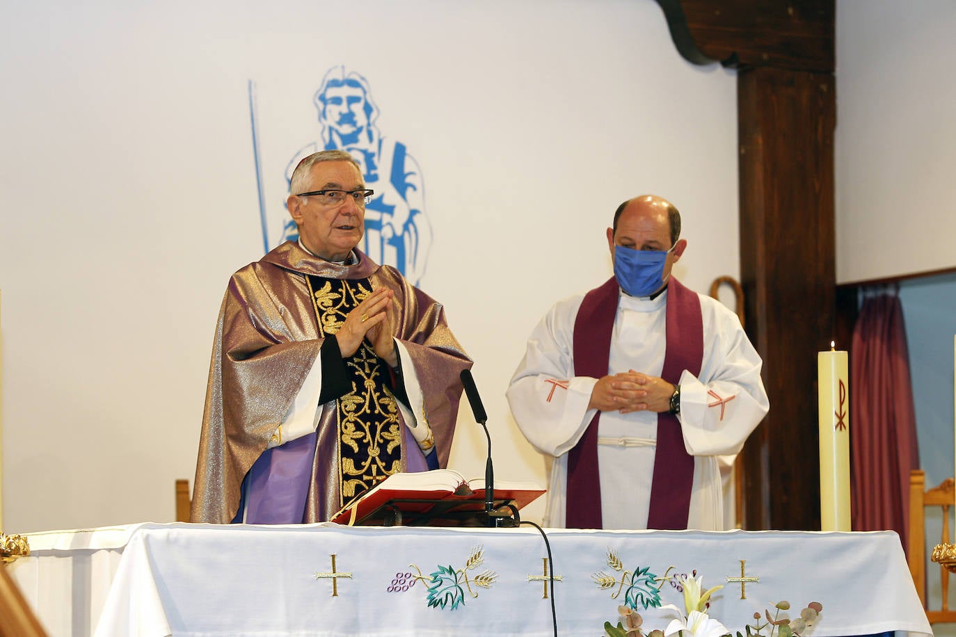 Fotos: Así ha sido el homenaje a las víctimas del covid en la Fundación Asilo de Torrelavega