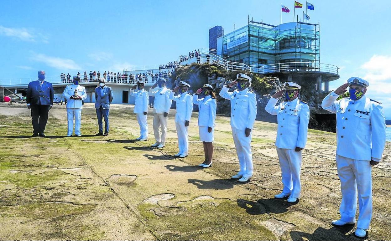 Capitanes de la Raecy reciben a la Virgen del Carmen con un saludo militar a su llegada a la isla. sane