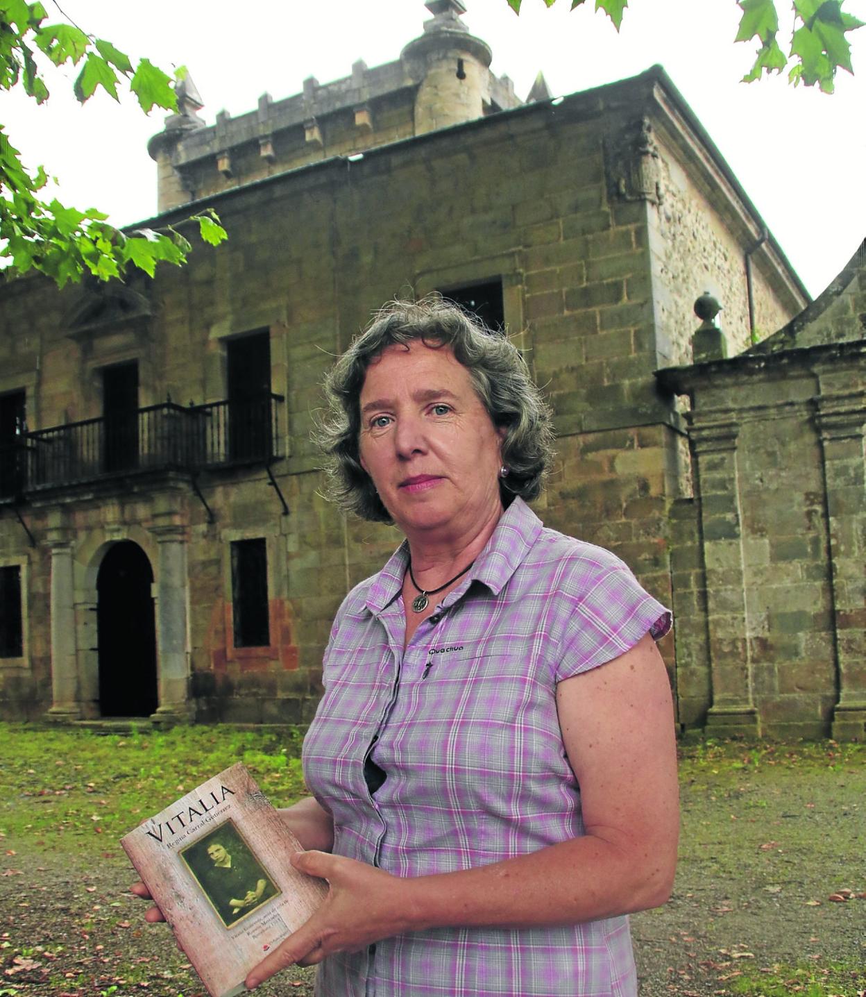 Carral sostiene su primer libro, 'Vitalia', frente al Palacio de Donadío de Selaya. H. Ruiz