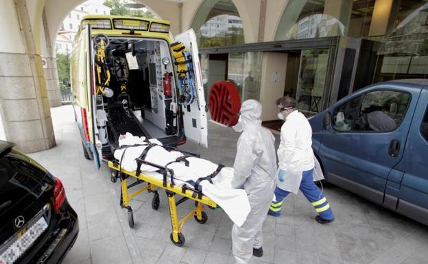 Traslado del jugador del Fuenlabrada que tuvo que ser hospitalizado el viernes. 