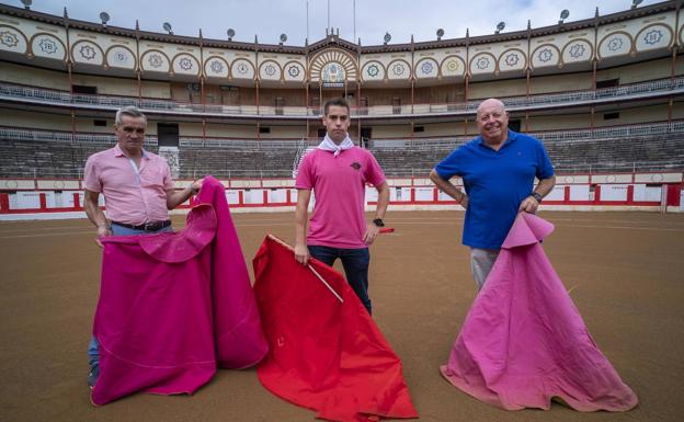 De izquierda a derecha, Cankel, corralero, José Miguel Álvarez, de la Peña Taurina, y José Luis Saiz, alguacil de la plaza.