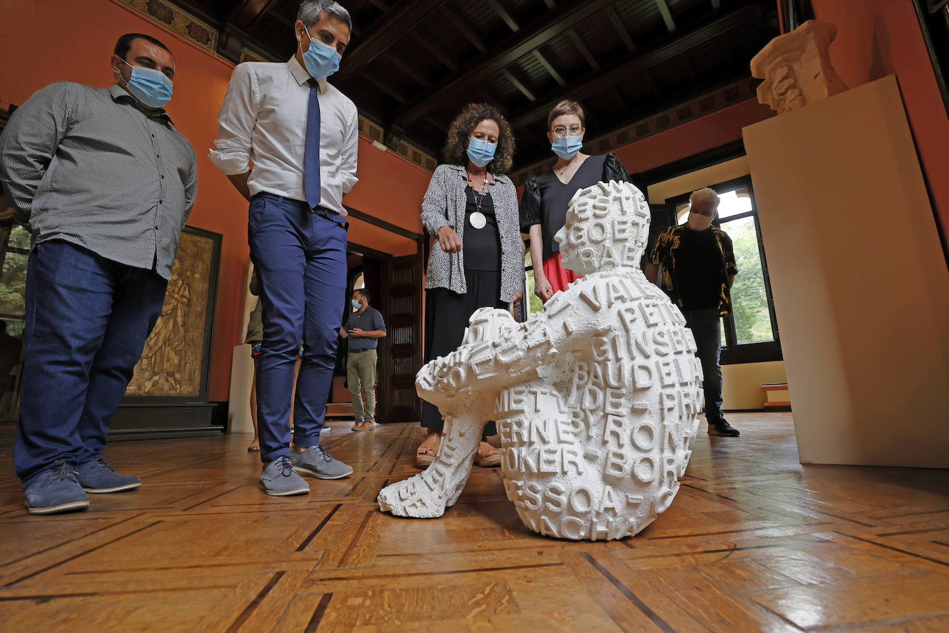 La exposición 'Palacio de verano' esta integrada por 15 obras de la Colección Norte del Gobierno de Cantabria y que refleja el contexto temporal en el que se produjo la construcción del Palacio de Sobrellano, en Comillas.