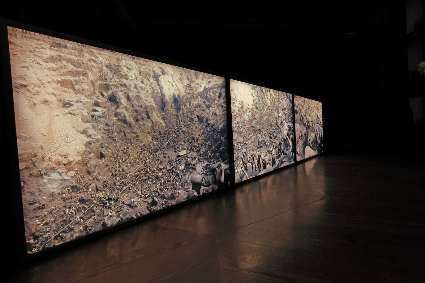 La exposición 'Palacio de verano' esta integrada por 15 obras de la Colección Norte del Gobierno de Cantabria y que refleja el contexto temporal en el que se produjo la construcción del Palacio de Sobrellano, en Comillas.